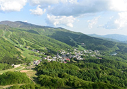 若葉萌える蔵王温泉街・瀧山登山道鋸り岩
