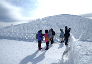 山頂駅ウッドデッキから地蔵山を望む
