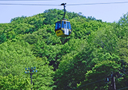 登山者を乗せた蔵王スカイケーブル